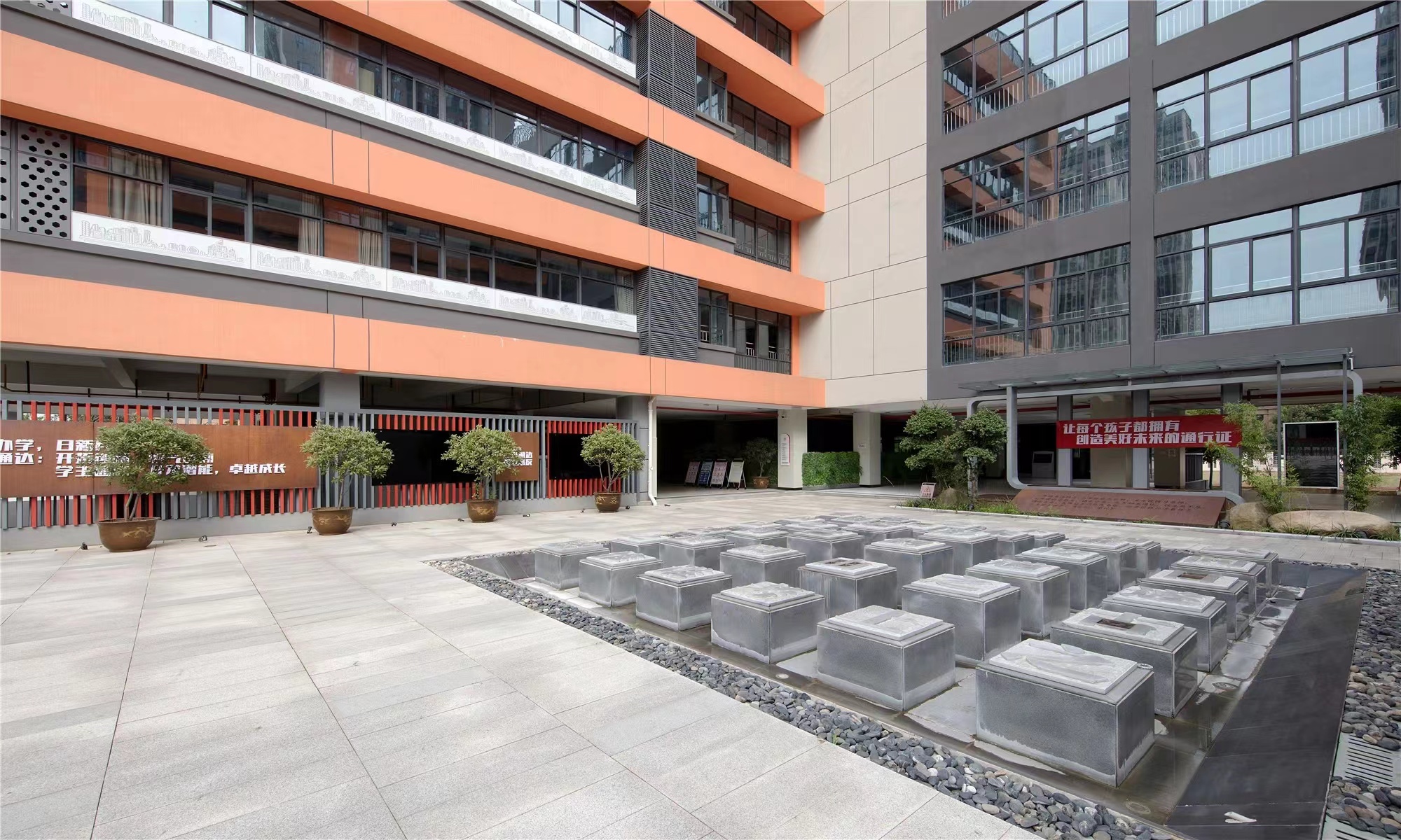 【學(xué)校案例】今泰裝飾在武漢市先后完成了與紅領(lǐng)巾學(xué)校6個(gè)校區(qū)的項(xiàng)目交付！(圖2)