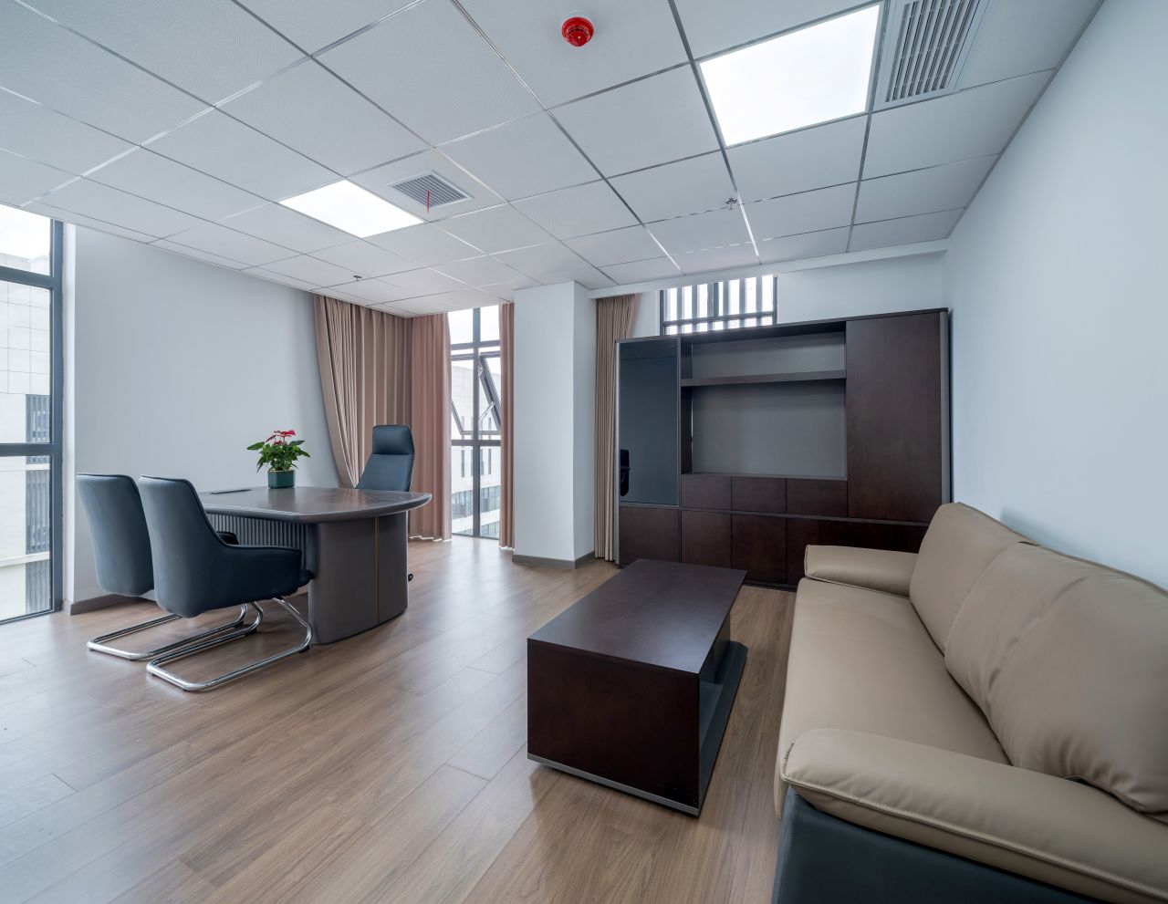 【完工案例】三相電力8000+㎡辦公室裝修項(xiàng)目圓滿交付并投入使用(圖41) 【完工案例】三相電力8000+㎡辦公室裝修項(xiàng)目圓滿交付并投入使用(圖41)